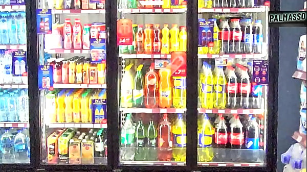 Estaba esperando a mi novio en la bodega y un desconocido me convenció para grabar un video – Espero que mi novio no se entere que tengo la corrida de otra persona en mi coño, pues el condón se rompió!